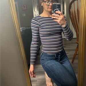 Boutique long sleeve top with cut out in back.